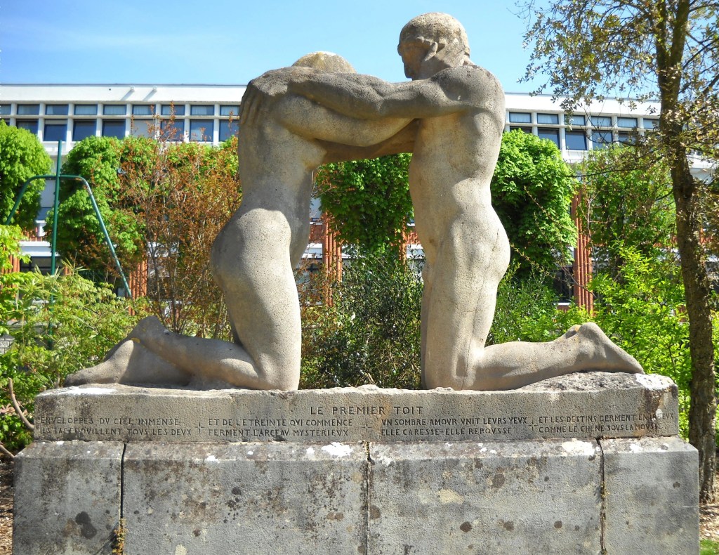Une statue poétique : le premier toit, de Maxime Real del&nbsp;Sarte