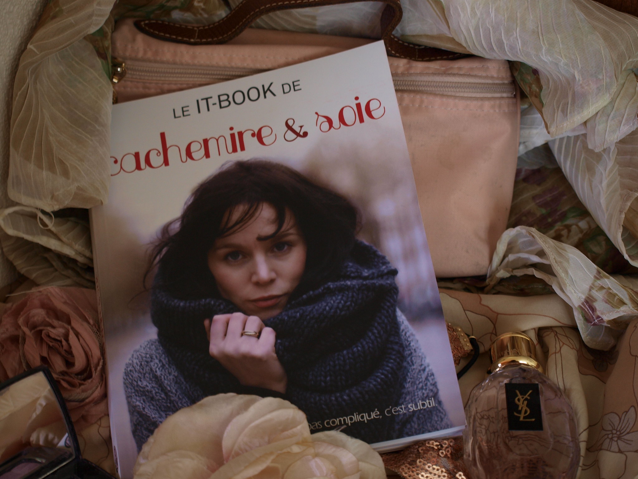 "Une fille, c&rsquo;est pas compliqué, c&rsquo;est subtil" : le it-book de Cachemire et soie