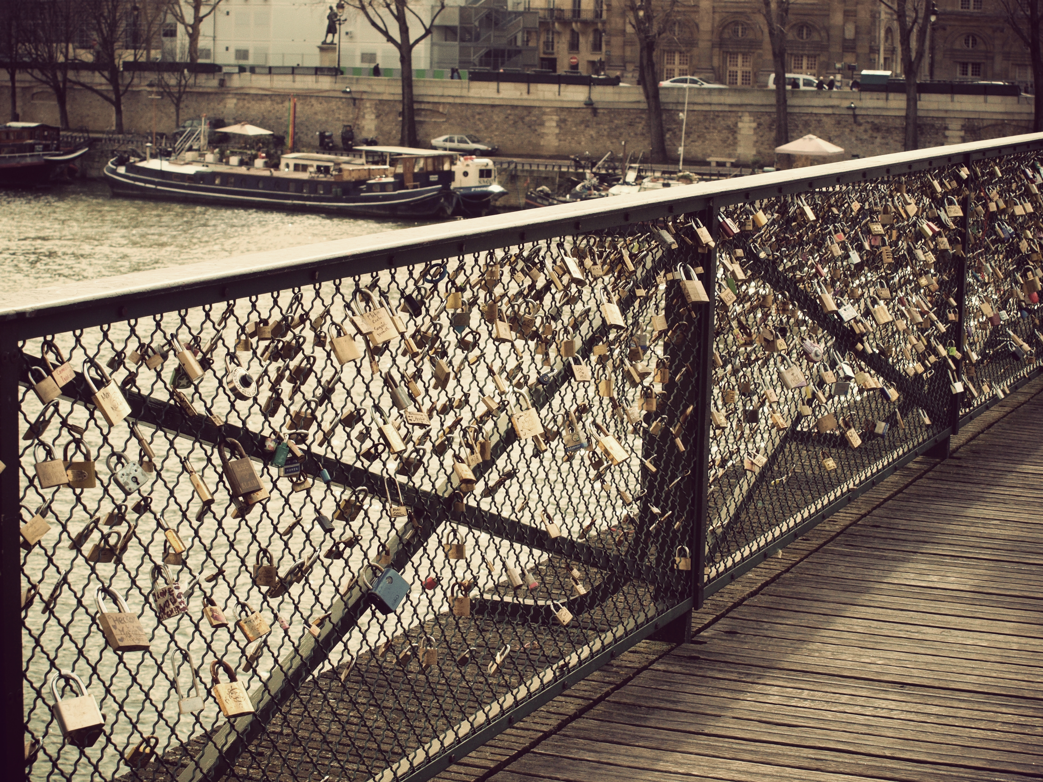 Sous le pont des arts coule la Seine… et dessus se dit notre amour !