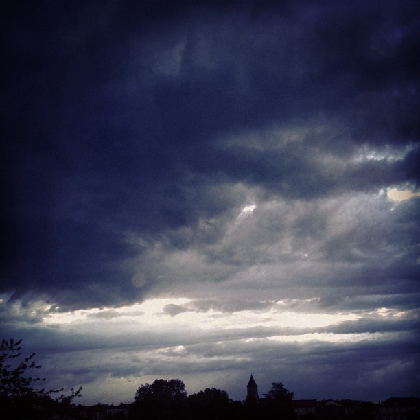 Quand le ciel bas et lourd pèse comme un couvercle…