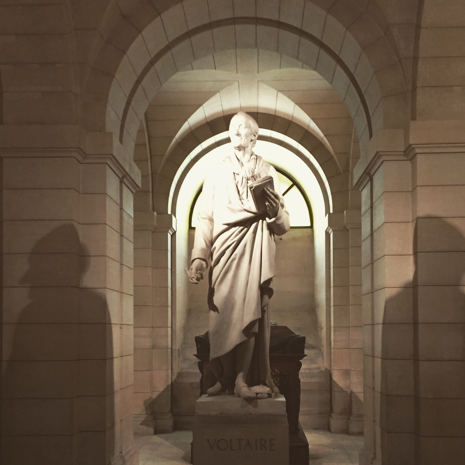 Statue et tombeau de Voltaire