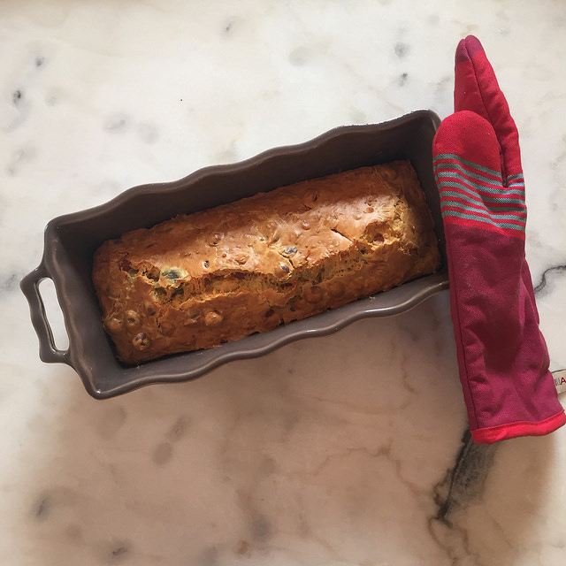 Cake aux olives, jambon et noisettes