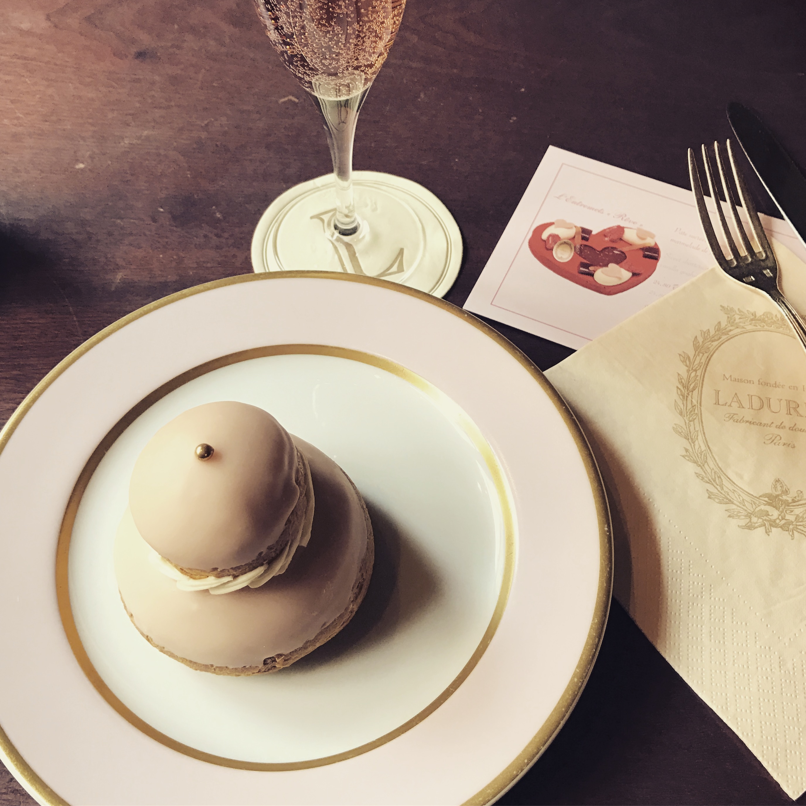 Prendre son goûter chez Ladurée