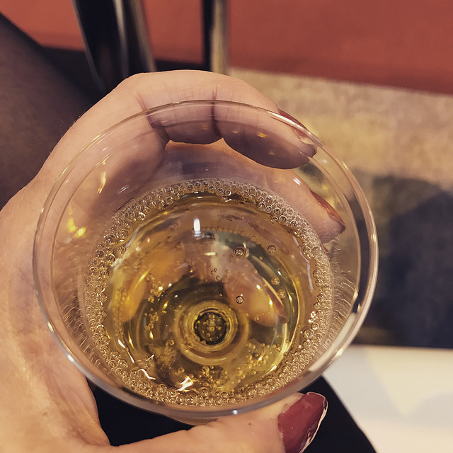 Du champagne (et une manucure flinguée)