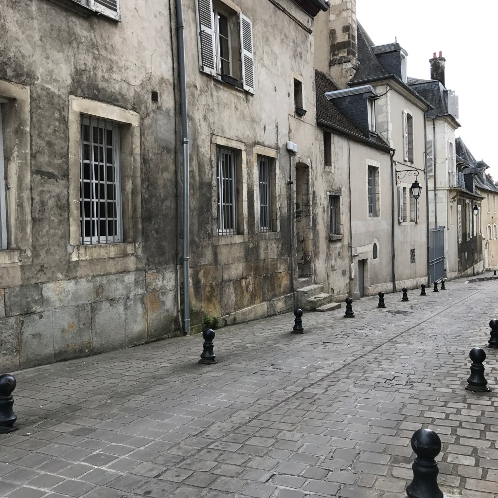 Bourges - extérieur jour