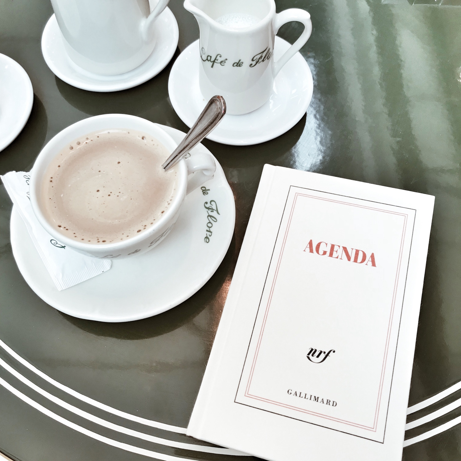 Prendre un café au Flore avec mon agenda Gallimard