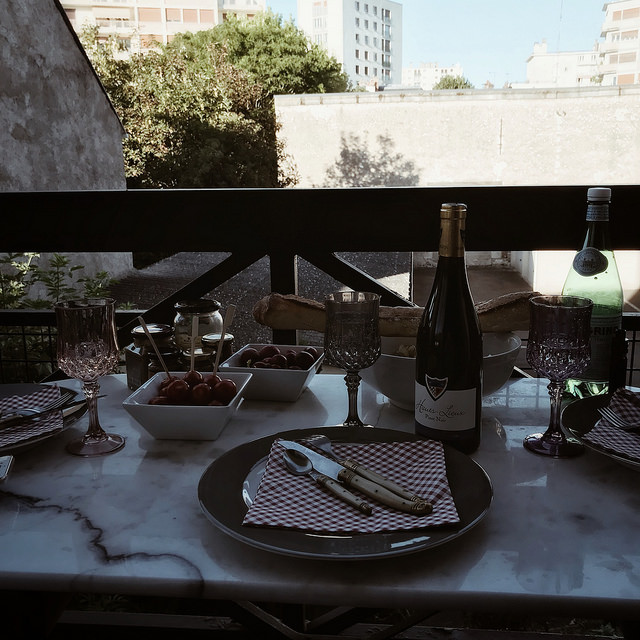 Dîner de filles sur un balcon