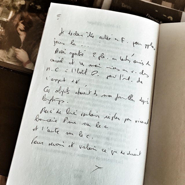 Une énigmatique note manuscrite dans un livre