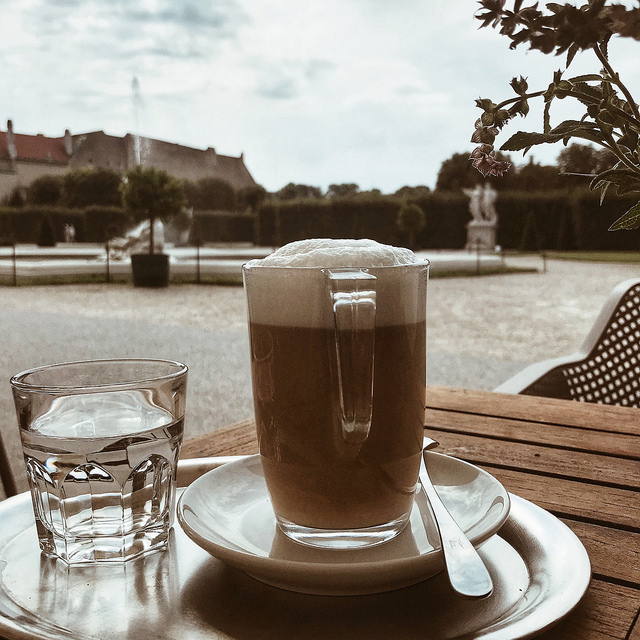 Un latté dans un jardin