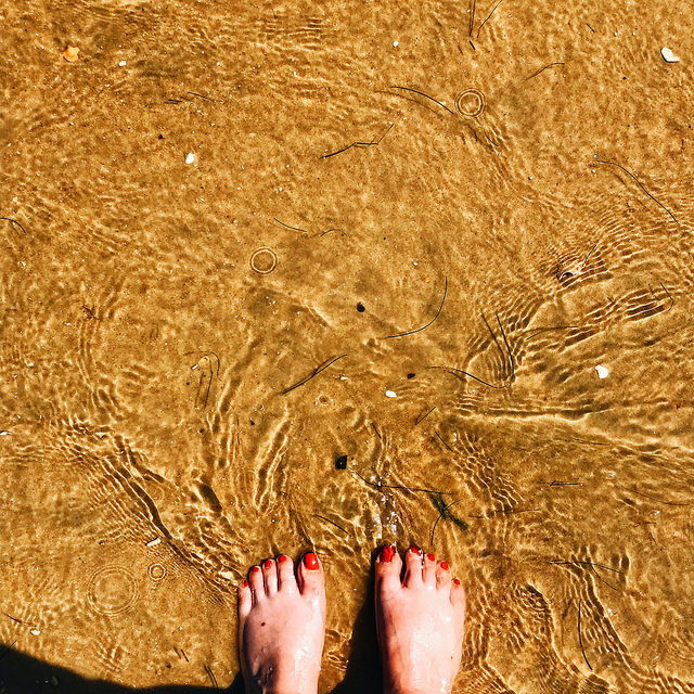 Les pieds dans l'eau