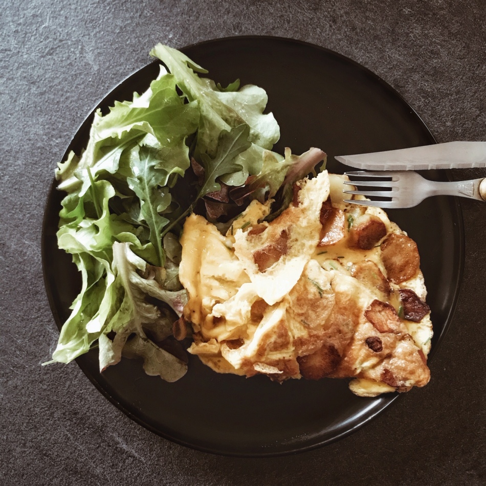 Omelette aux pommes de terre et ciboulette et salade de jeunes pousses