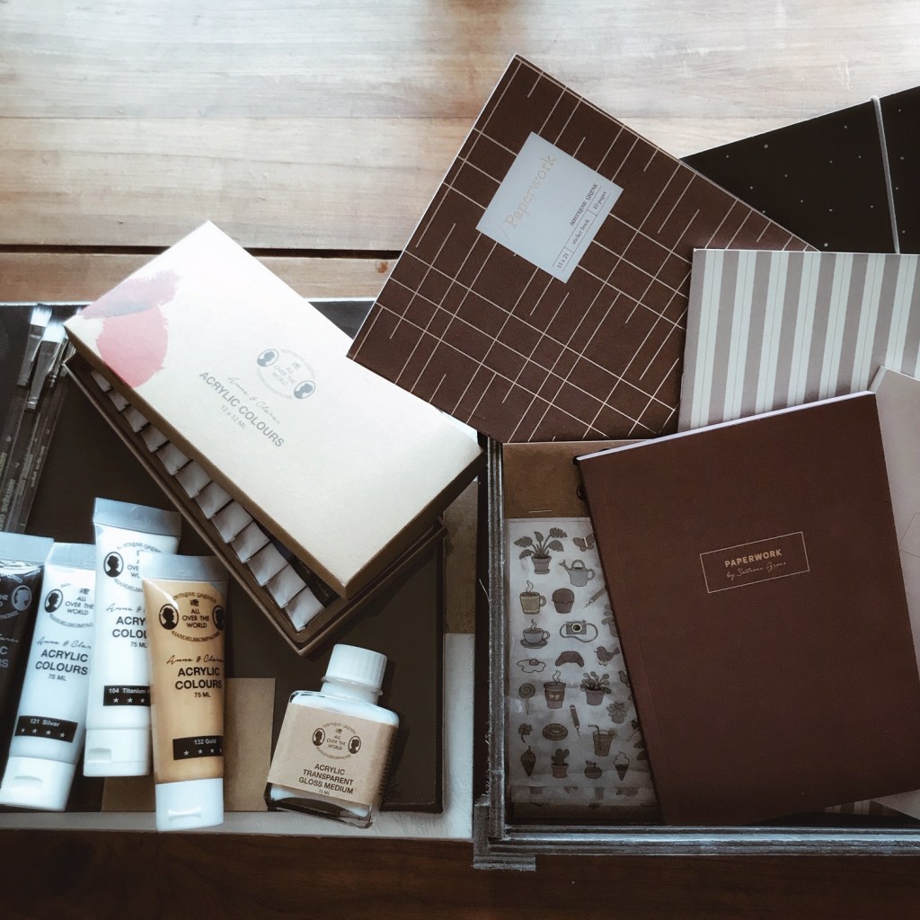 Faire le plein de papeterie et de matériel de peinture