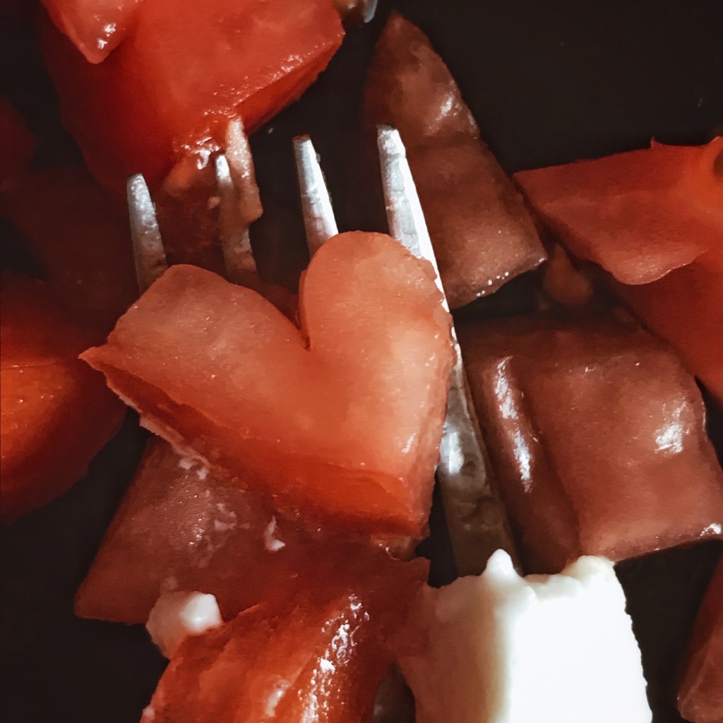 Un petit bout de tomate en forme de coeur