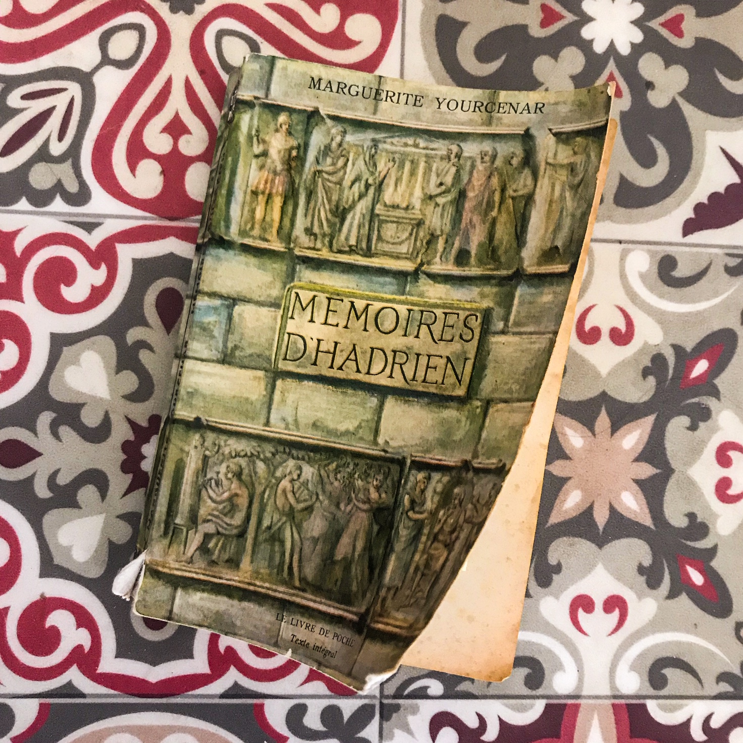 Mémoires d&rsquo;Hadrien, de Marguerite Yourcenar : méditations sur le bord de la tombe
