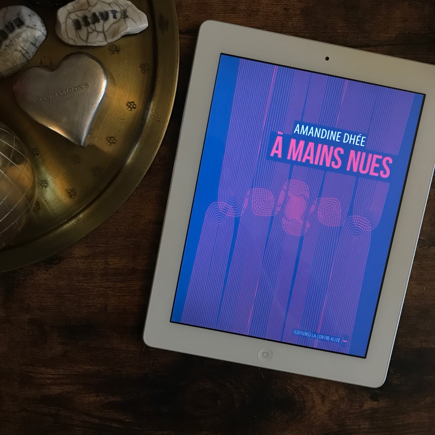 A mains nues, d&rsquo;Amandine Dhée : devenir femme