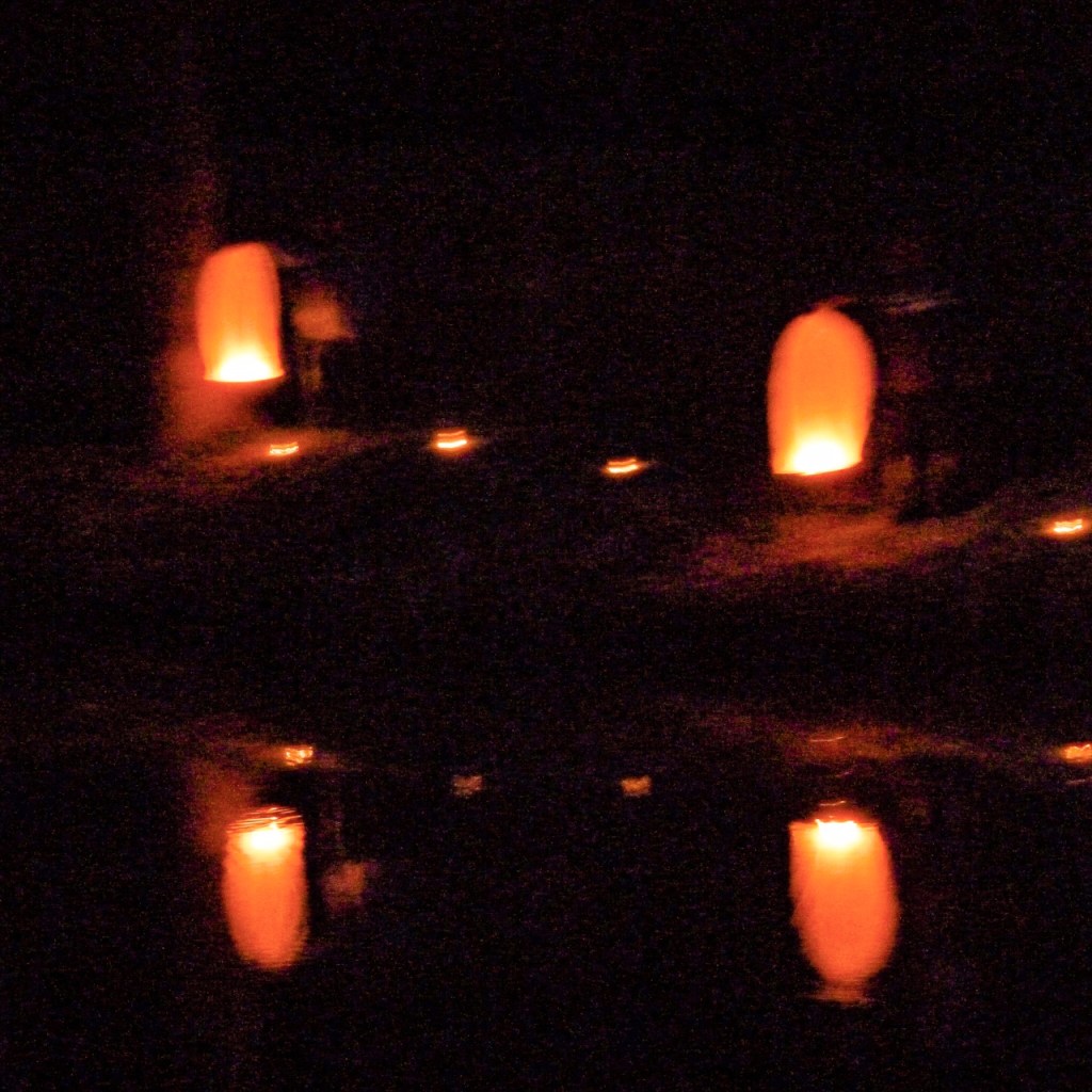O phare de l’Amour ! qui dans la nuit profonde Nous guides à travers les écueils&nbsp;d’ici-bas