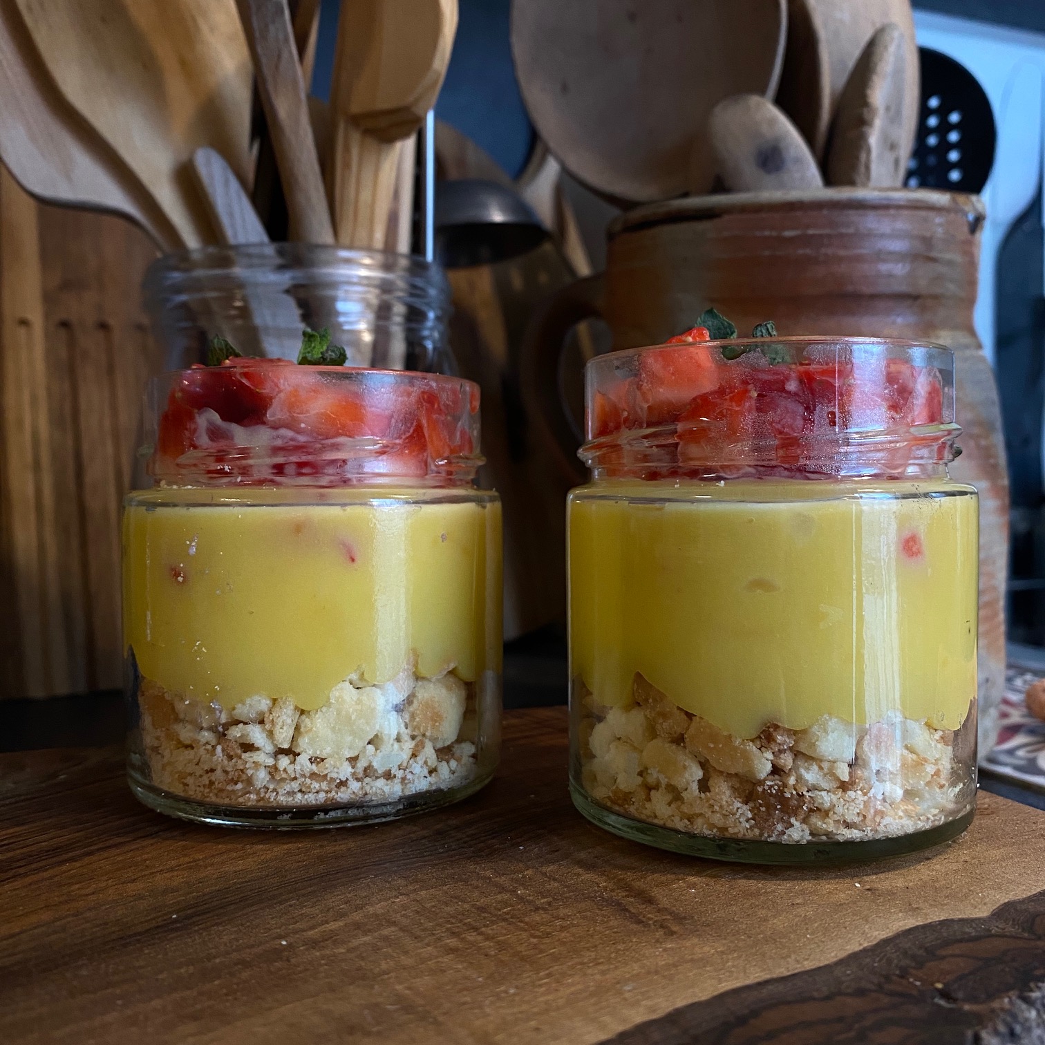 Tartelettes aux fraises déstructurées à la crème de citron mentholée