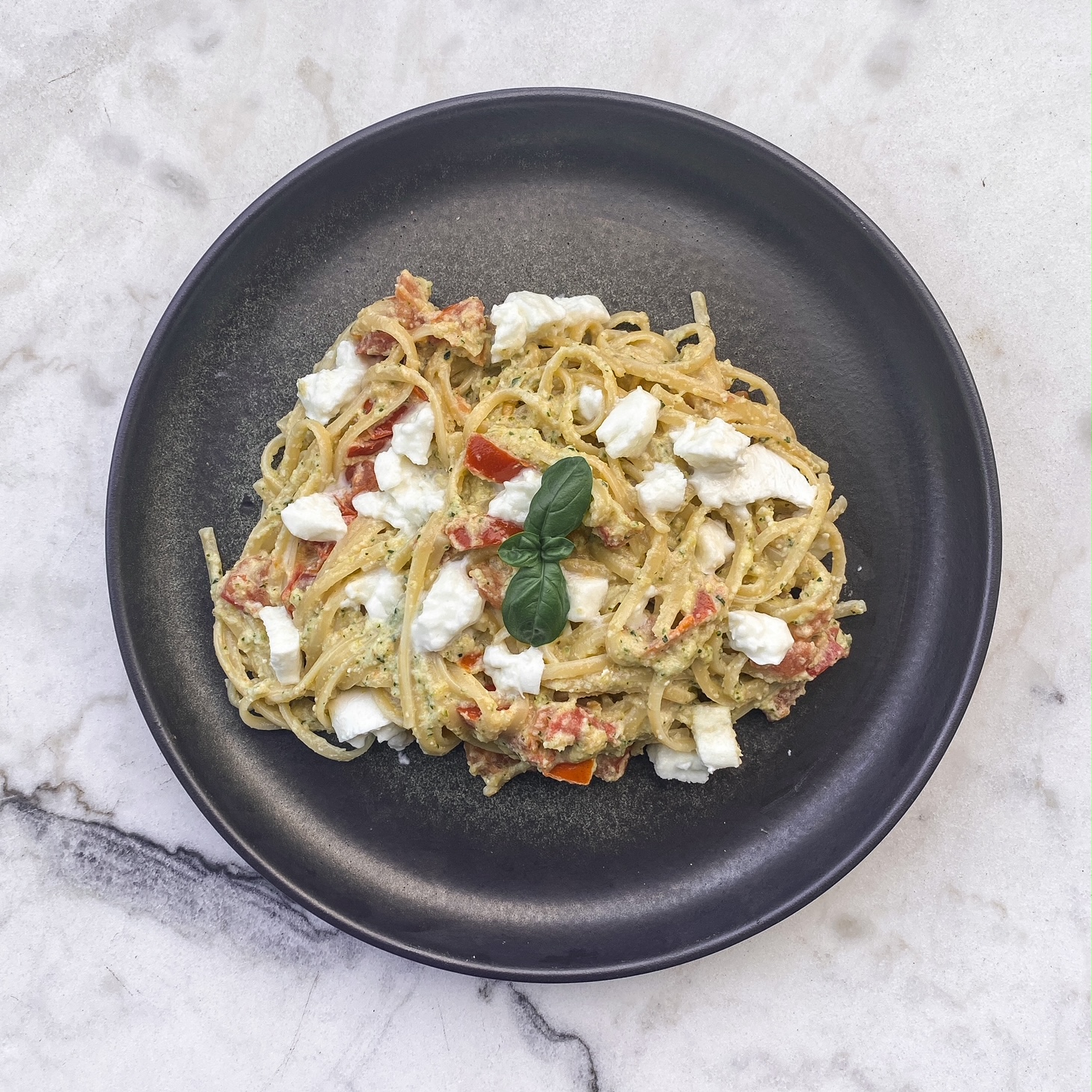 Linguine au pesto de courgette, tomate et mozzarella