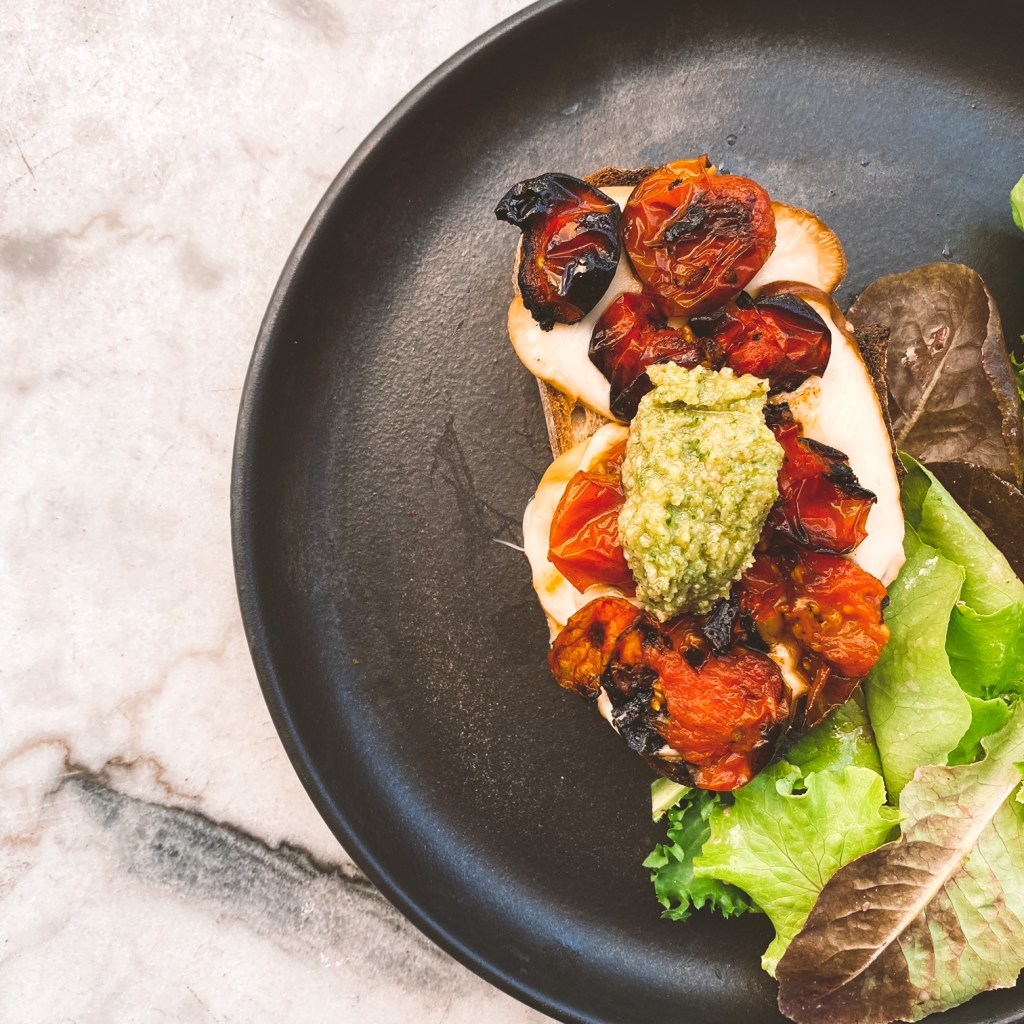 Crostone scamorza, tomates cerises et pesto