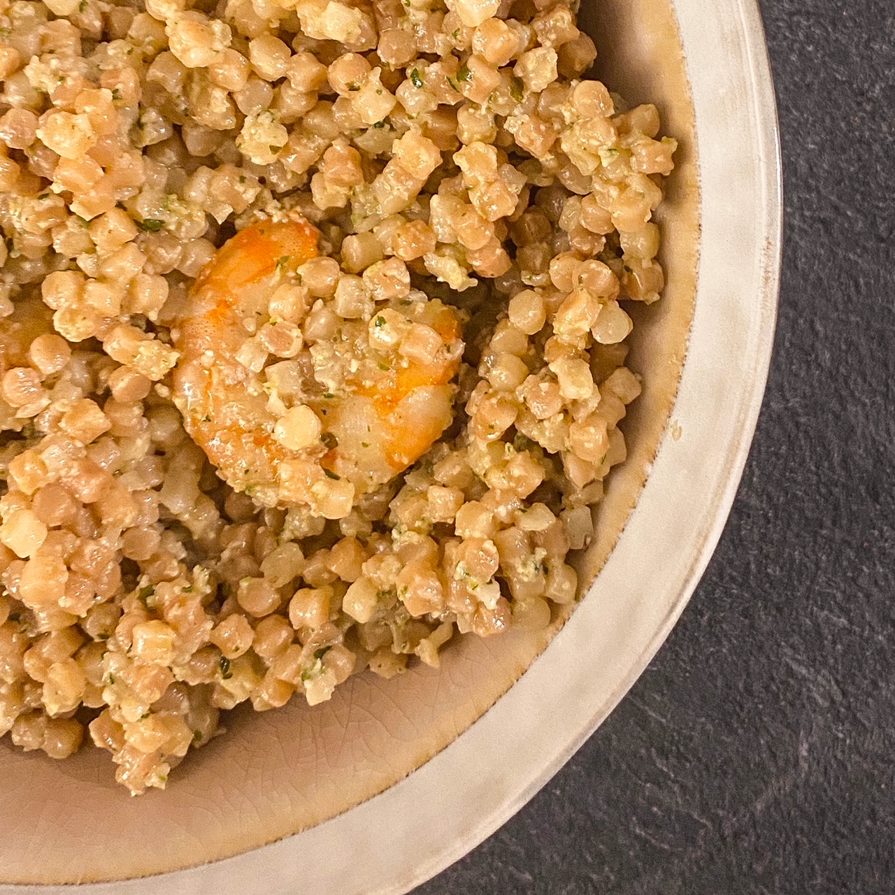 Fregola sarda au pesto et aux gambas
