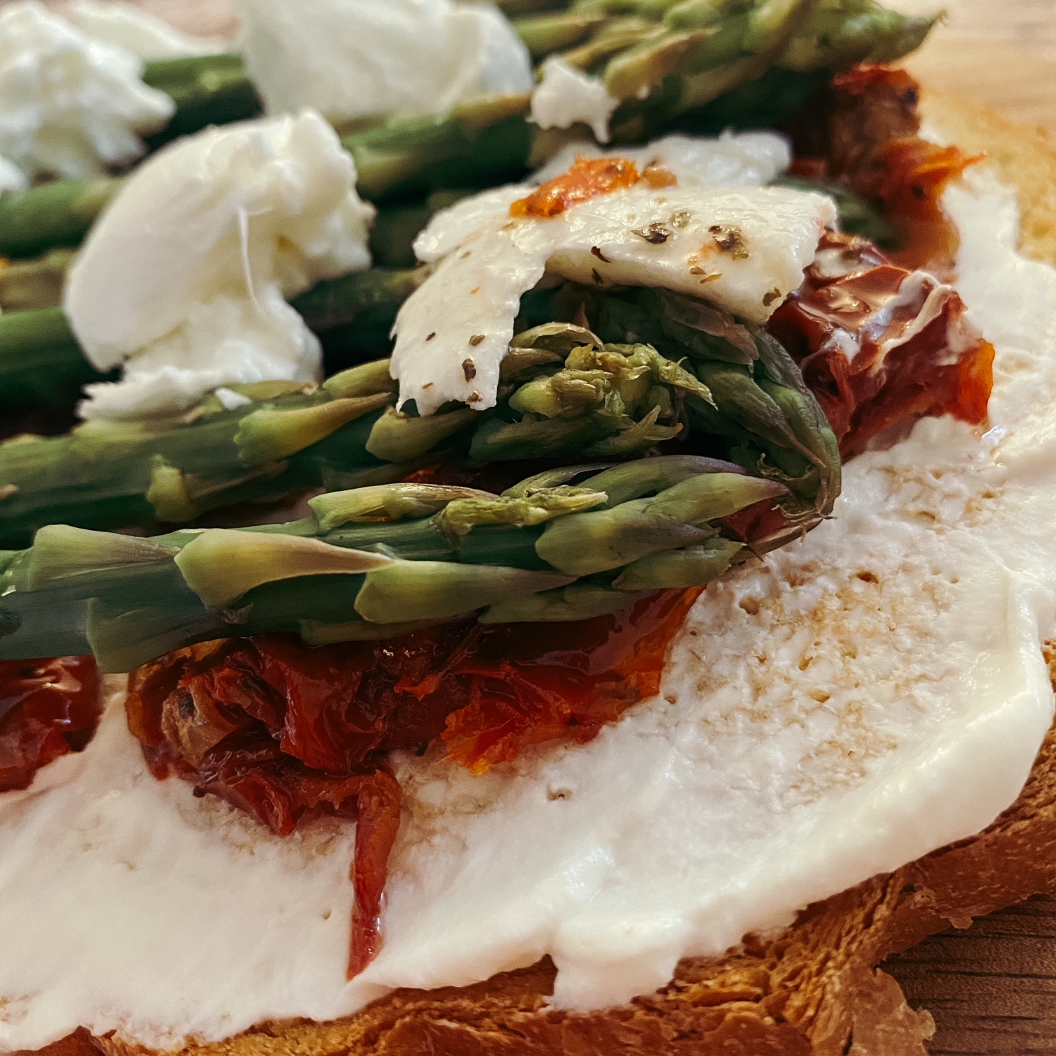 Bruschettas à la ricotta, tomates séchées, asperges et mozzarella