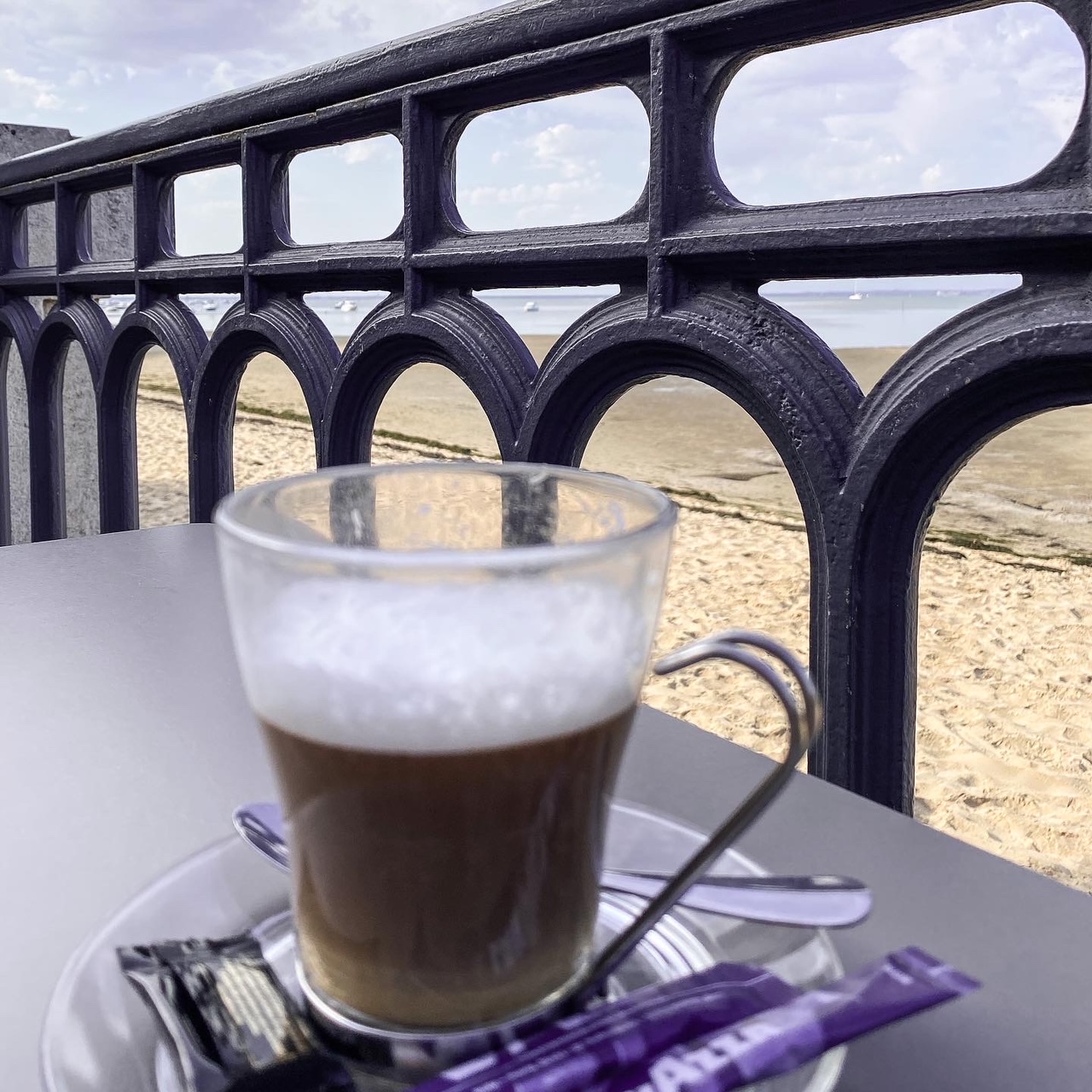 Un capuccino sur la jetée