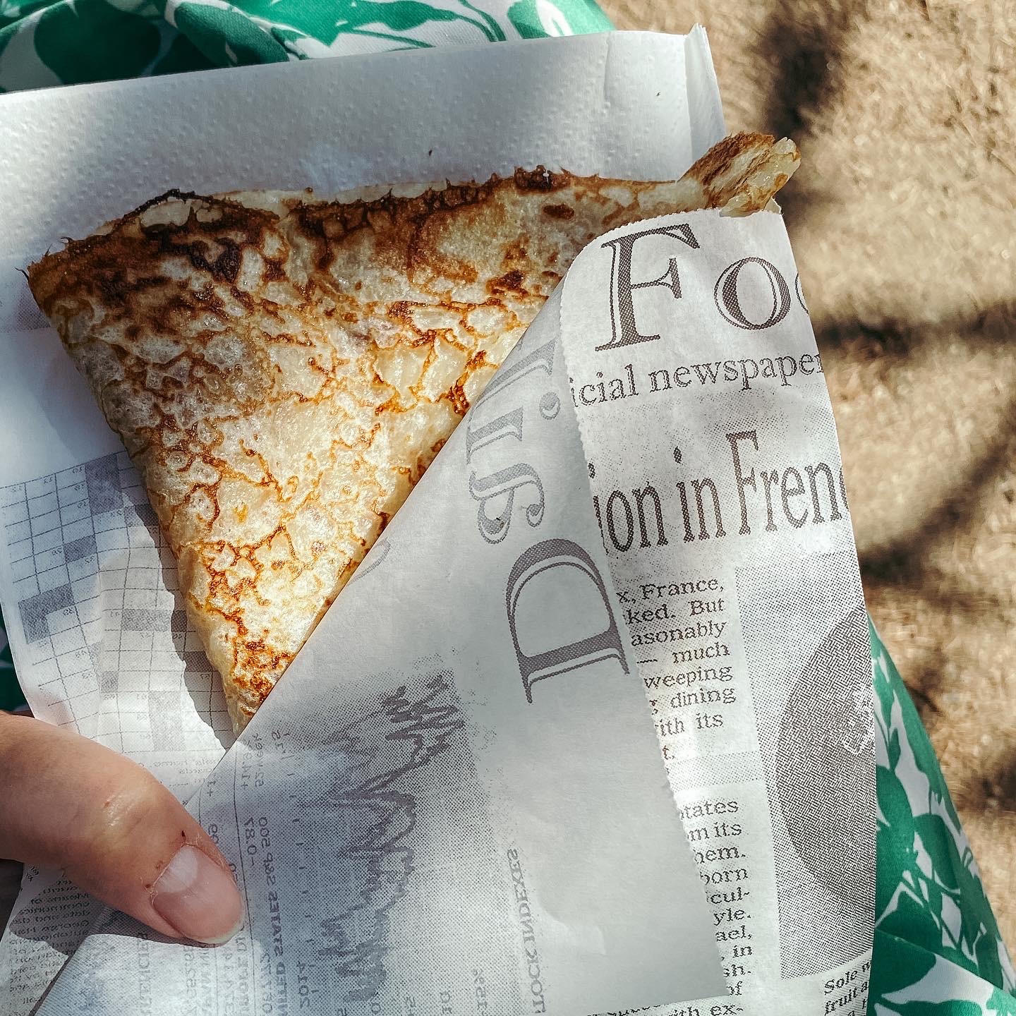 Déguster une crêpe sur un banc