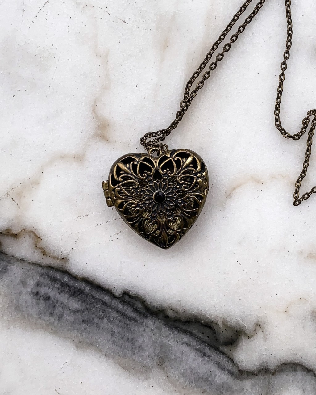 Souvent le cœur qu’on croyait mort / N’est qu’un animal endormi