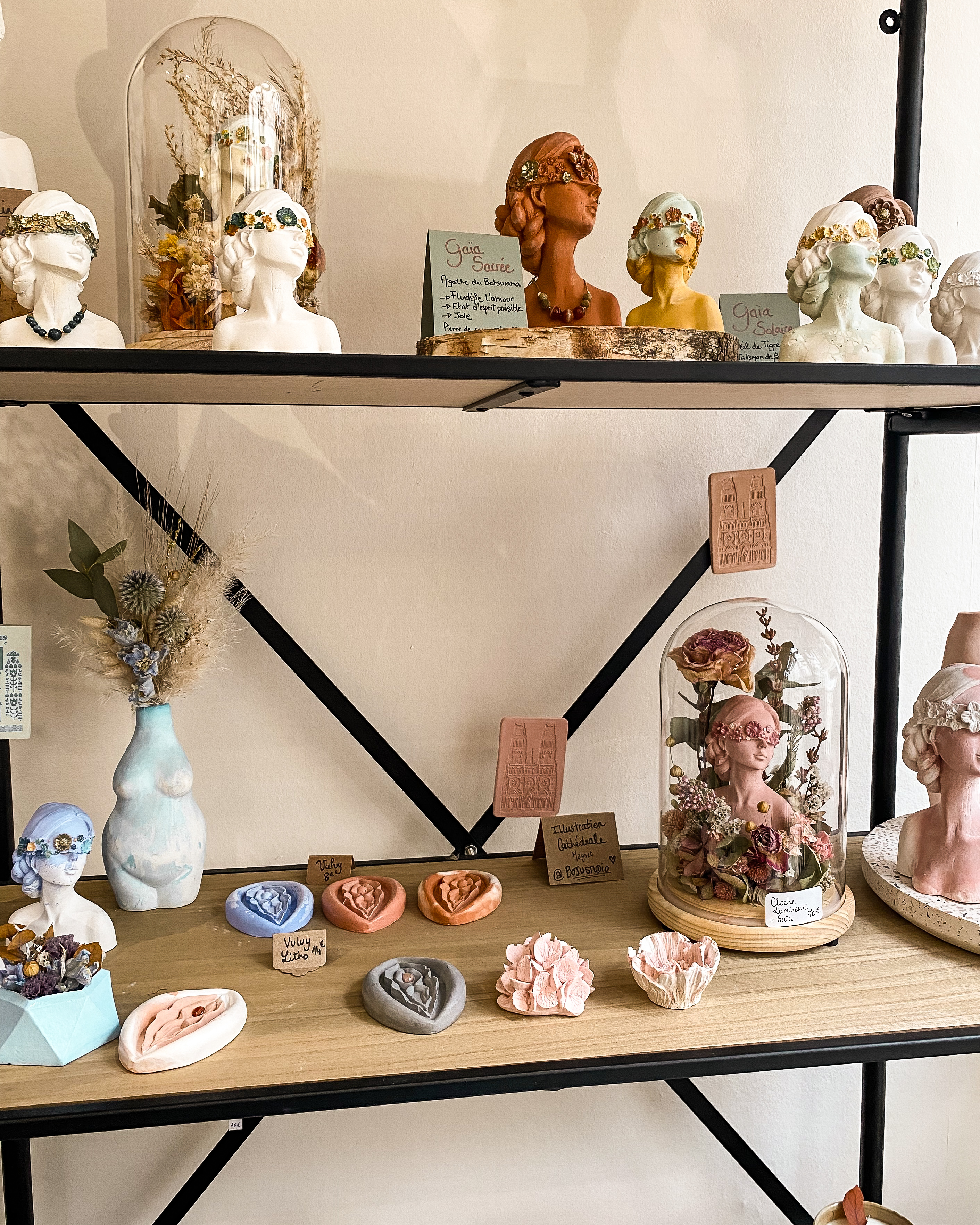 Etagère avec des créations artisanales