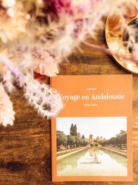 Album fermé sur une table