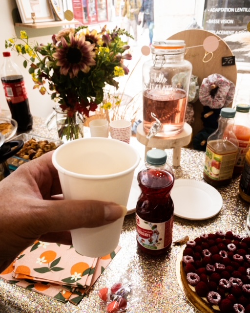 Buffet d'anniversaire boissons et gâteaux