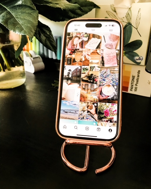 IPhone 15 sur un support, feed Instagram