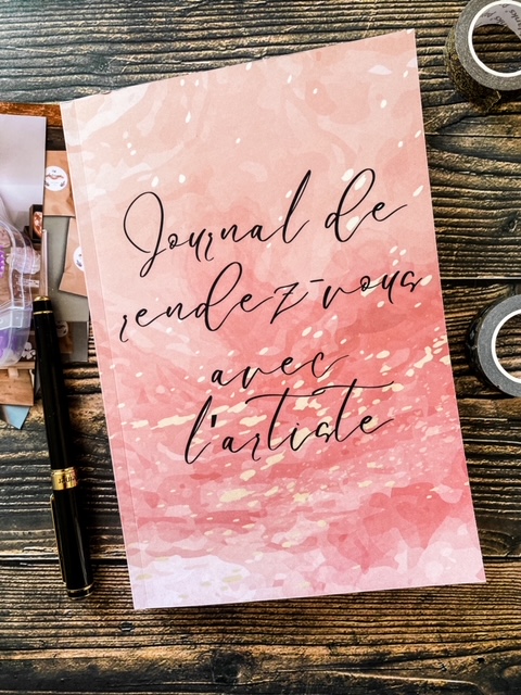 Journal fermé sur une table