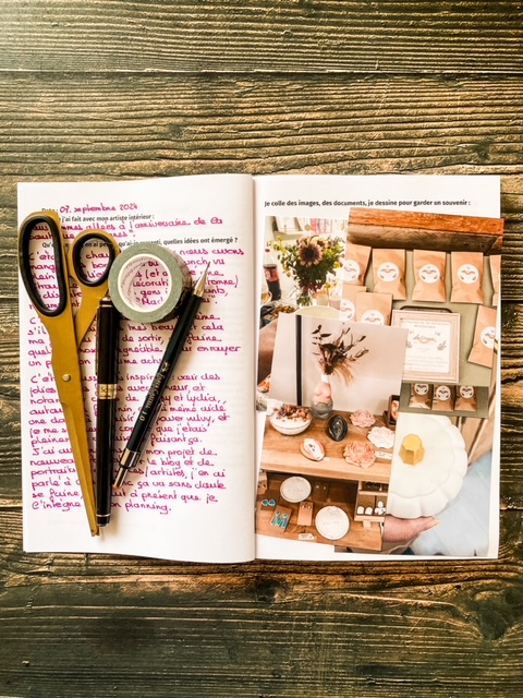 Journal ouvert pages remplies d'écriture et de photos stylo colle et ciseaux