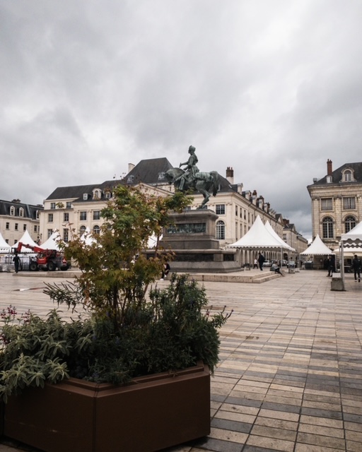 Place sous la grisaille