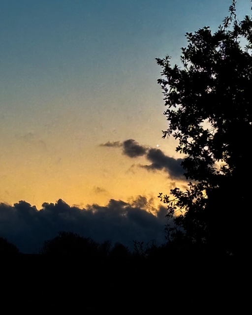 Paysage de campagne à la tombée du soir, un point lumineux dans le ciel