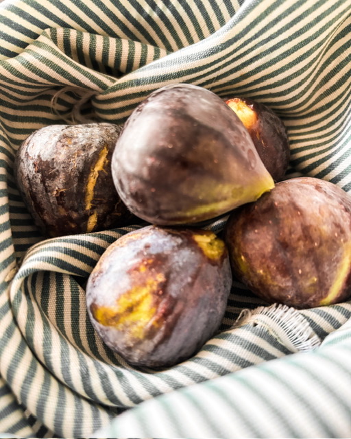 5 figues dans un sac en tissu
