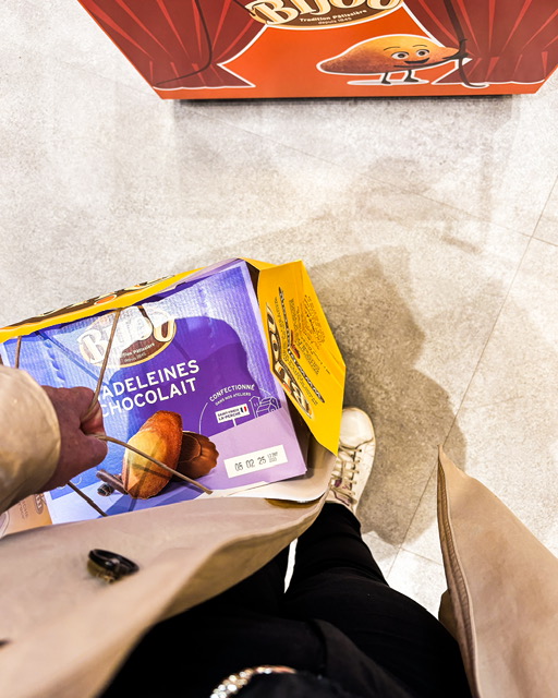 Vue de haut, sac en papier plein de boîtes de madeleines Bijou