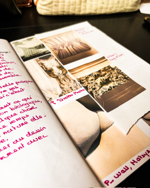 Journal ouvert, photos collées