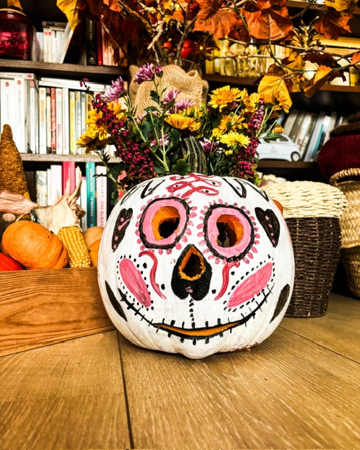 Citrouille peinte dans un décor d'automne