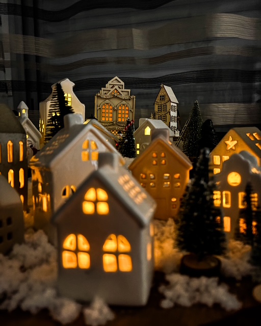 Village de Noël, petites maisons illuminées en céramique blanche