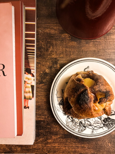 Pomme au four enrobée de pâte feuilletée sur une assiette à dessert