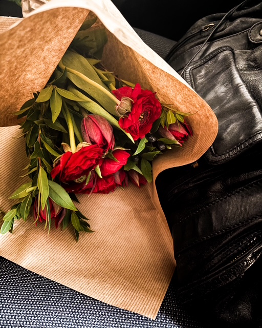 Un bouquet de fleurs rouges