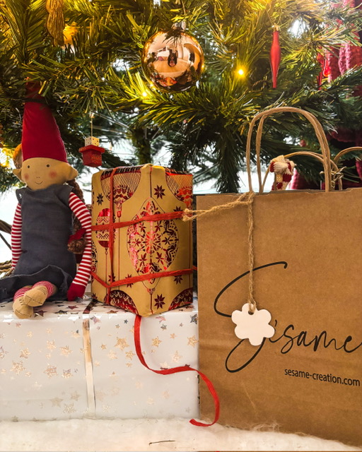 Cadeaux de Noël sous un sapin