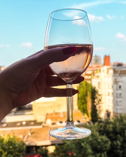 Un verre de rosé frais à la fin d'une journée écrasante de chaleur