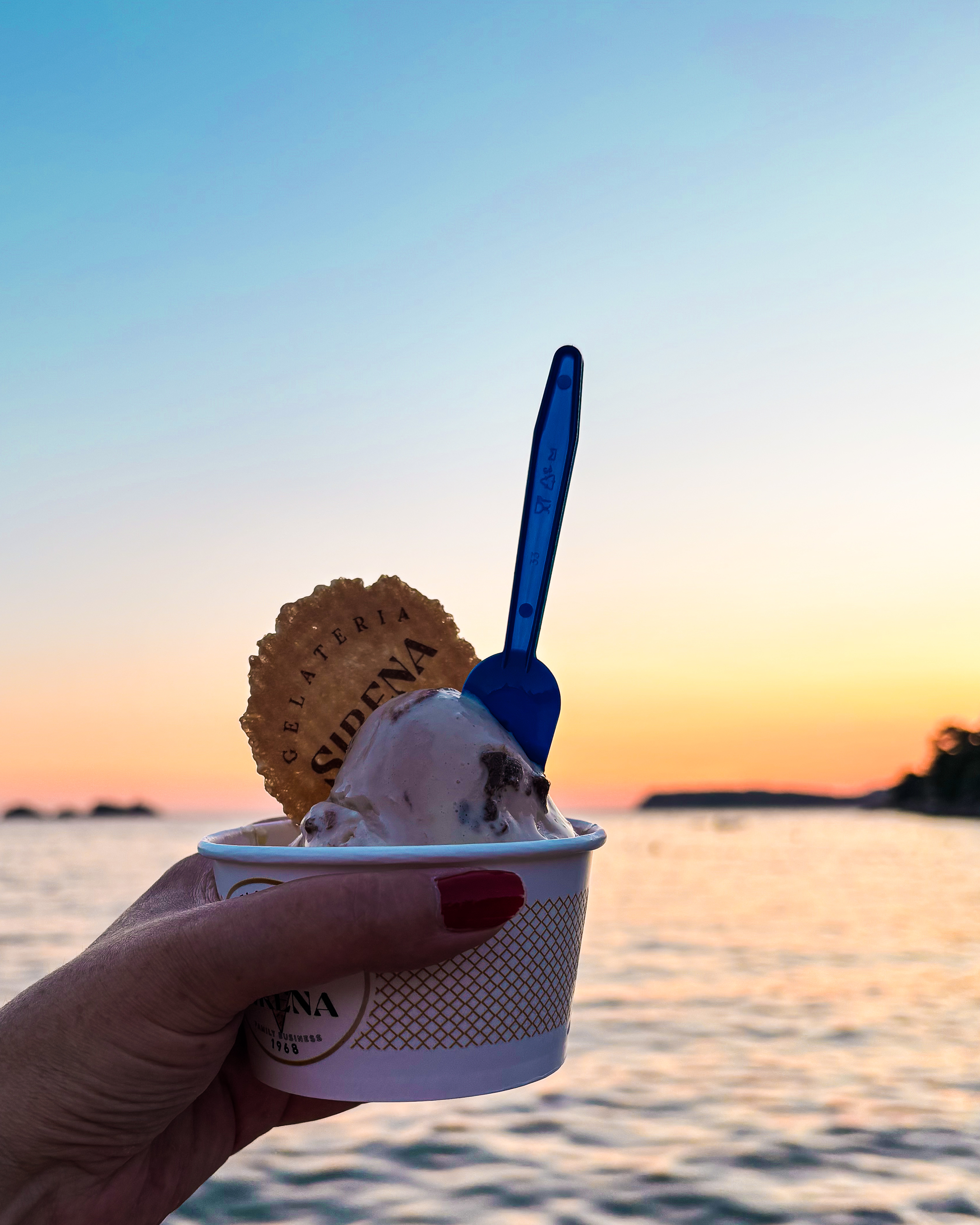 Admirer le coucher du soleil en mangeant une glace