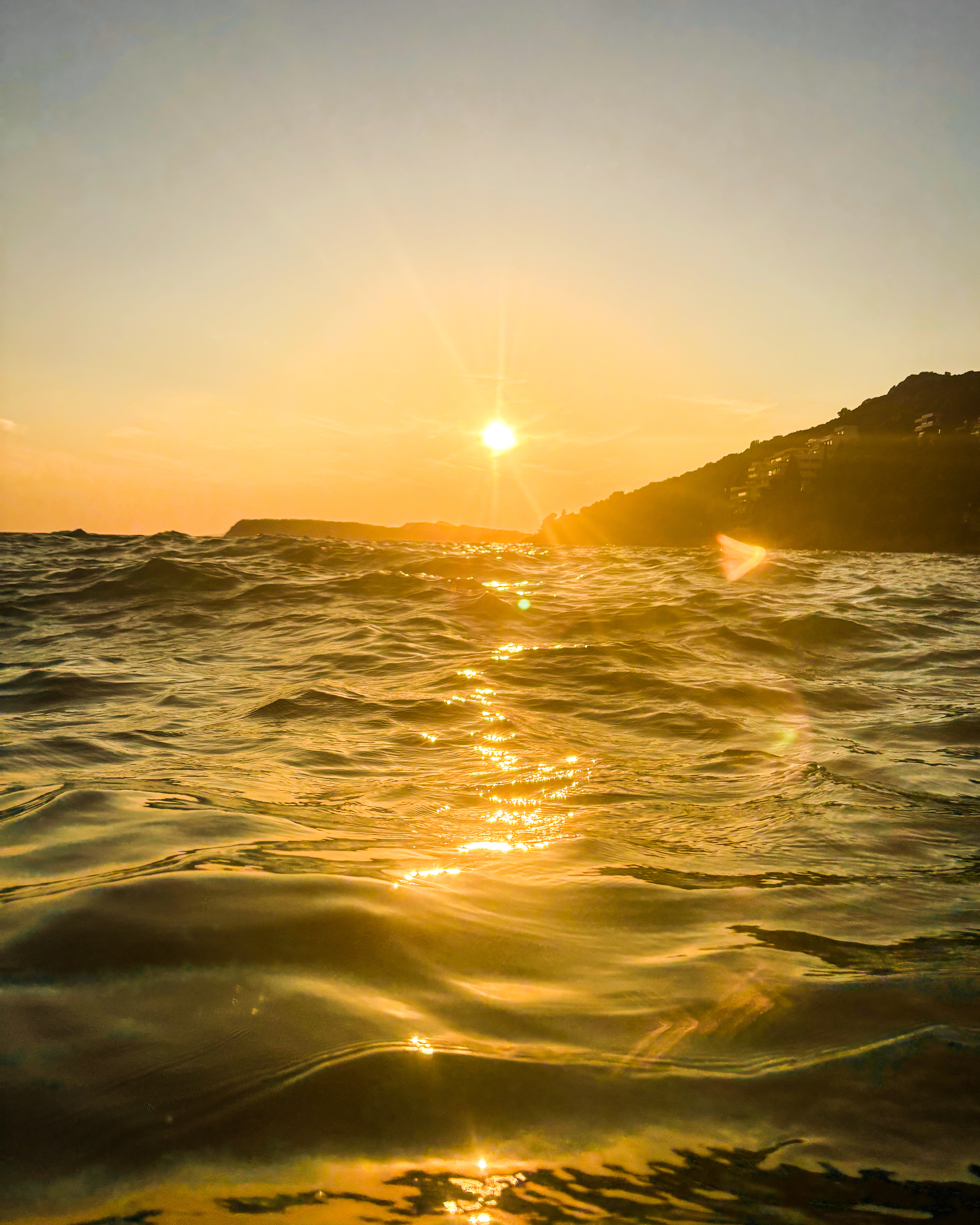 Nager dans l'or du soir qui tombe