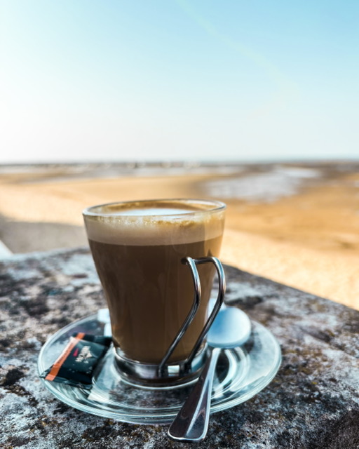 Dernier capuccino en bord de mer