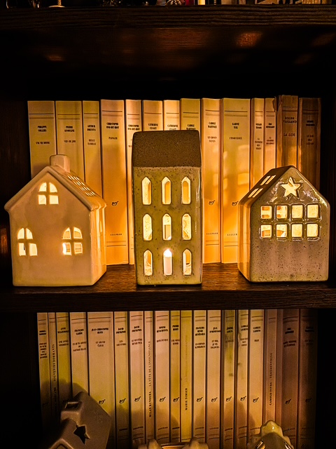 Petites maisons en céramique blanche, une bougie brille à l'intérieur