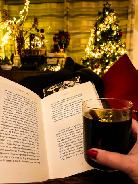 Lecture sous sapin avec du vin chaud